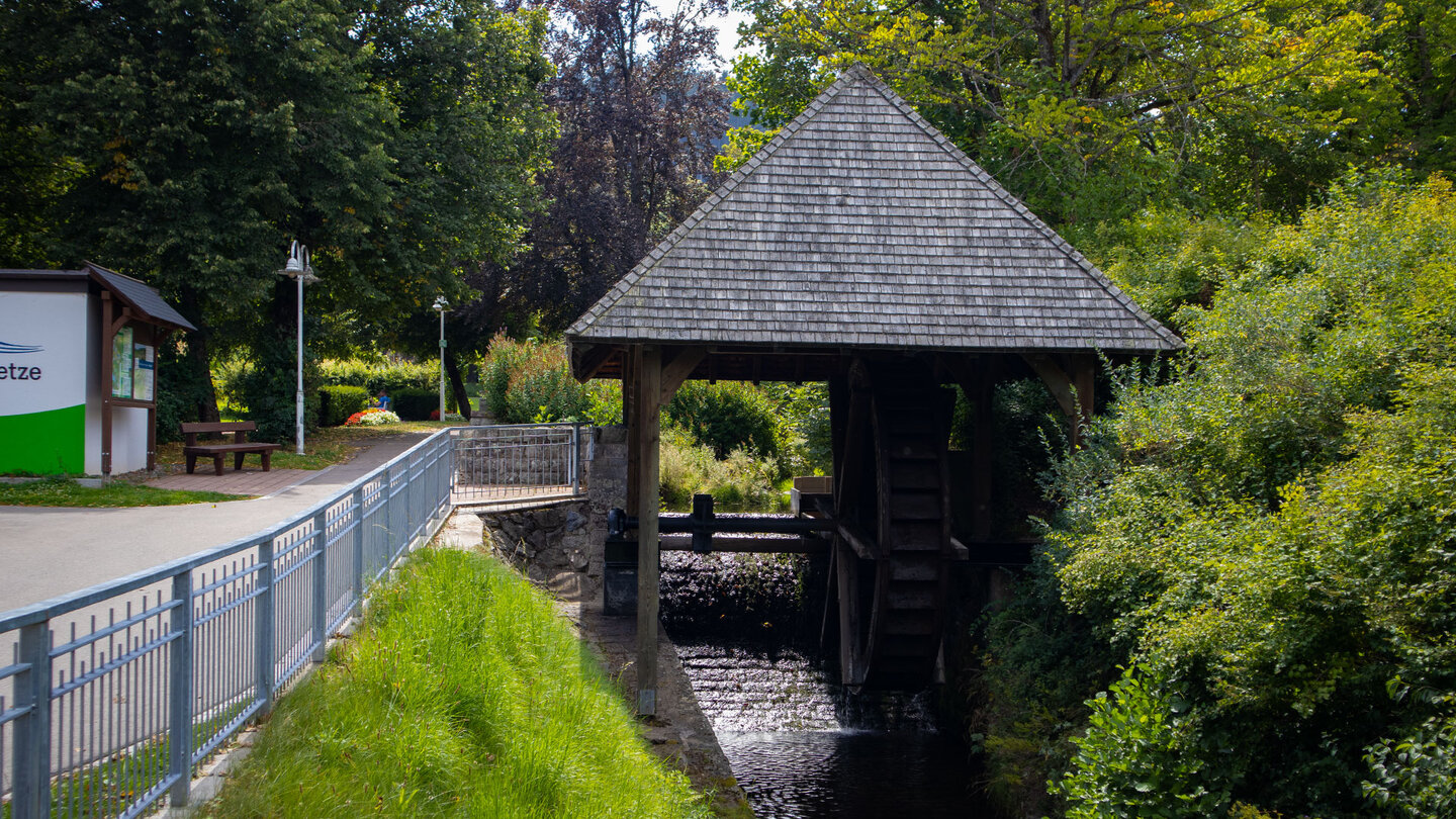 ein historisches Wasserrad im Kurpark von Lenzkirch