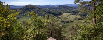 Ausblick vom Immersberg auf die Burgruine Lindelbrunn und die Höhenzüge des Wasgau