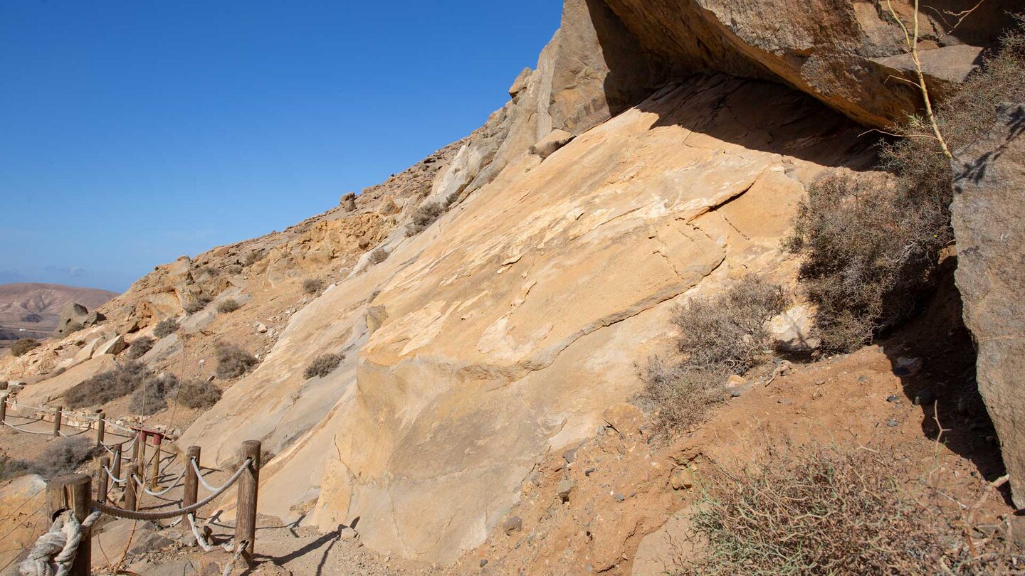 mit Geländern gesicherter Wanderweg