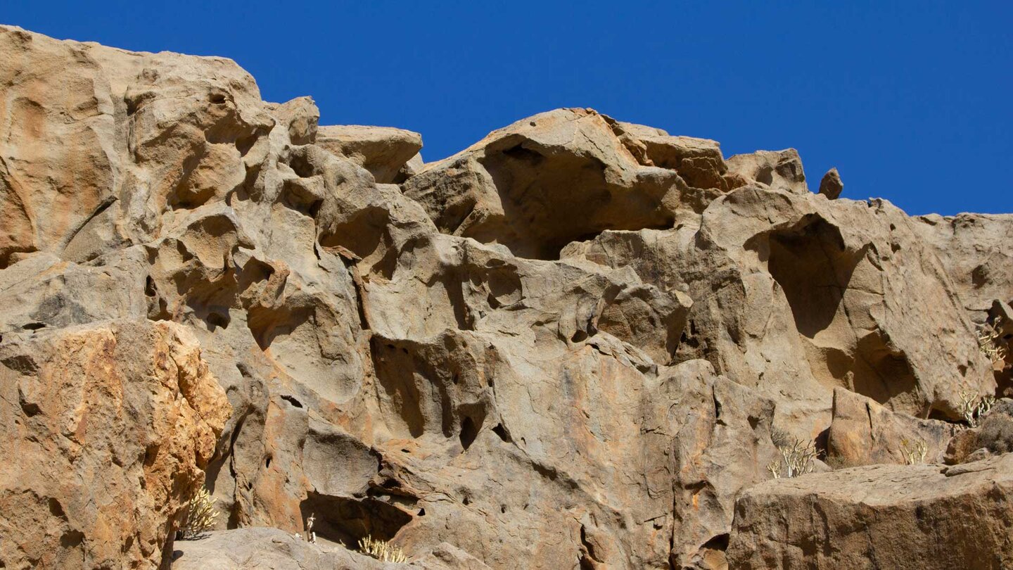 die Schlucht und die umliegenden Berge bestehen aus dem granitähnlichen vulkanischen Tiefengestein Syenit