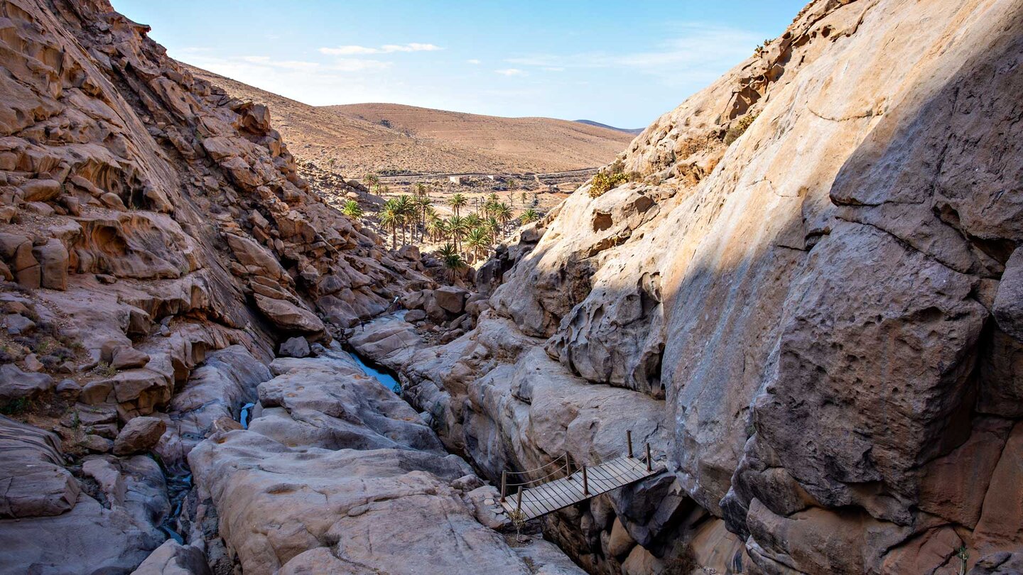 Brücke über einen Felsspalt im Barranco de Malpaso