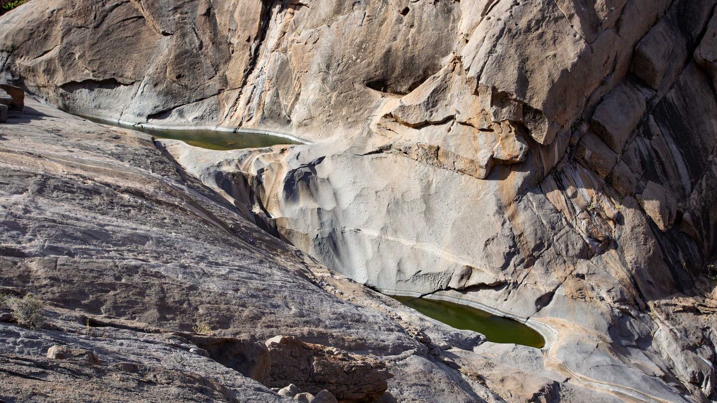 die Wasserbecken im geschliffenen Gestein bieten einen imposanten Anblick