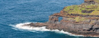 die kleine Felsinsel Roque de Las Tabaidas im Blick vom Mirador Puerto de Garafía auf La Palma