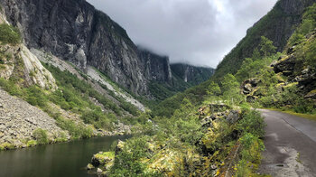 Blick entlang des Tals mit dem Fluss Bjoreio