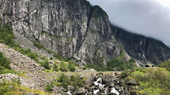 steile Felsflanken im Måbødalen