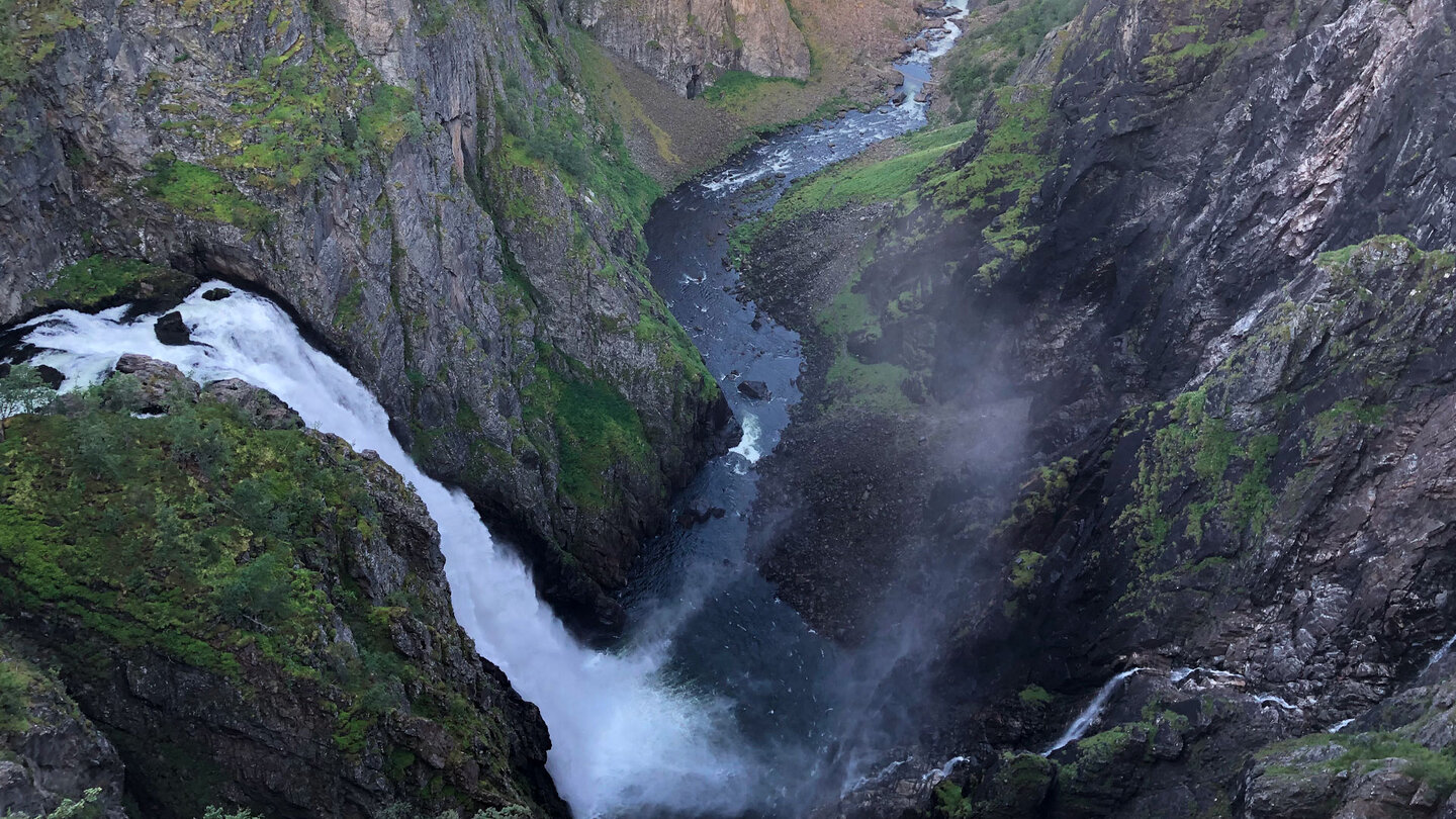 Blick von der Aussichtsplattform über den Vøringsfossen in die Tiefe des Måbødalen