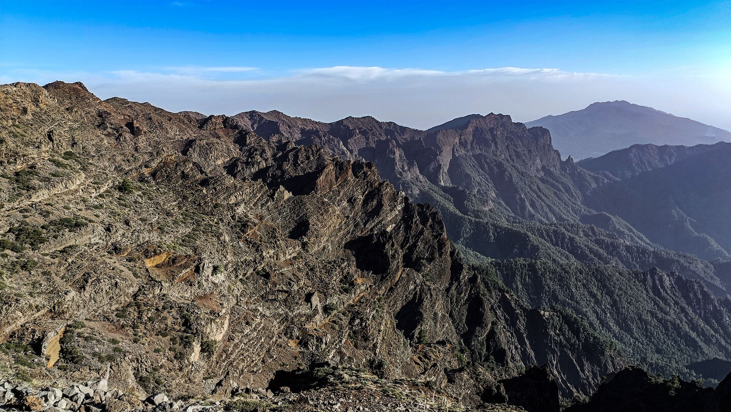 Ausblick beim Pico de la Cruz über die Wände und Schluchten der Caldera de Taburiente bis zur Cumbre Vieja Ausblick beim Pico de la Cruz über die Caldera de Taburiente bis zur Cumbre Vieja