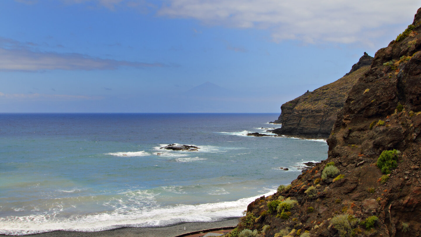 Blick über die Playa de la Caleta auf La Gomera hinüber zum Teide auf Teneriffa im Hintergrund Blick über die Playa de la Caleta auf La Gomera hinüber zum Teide auf Teneriffa im Hintergrund