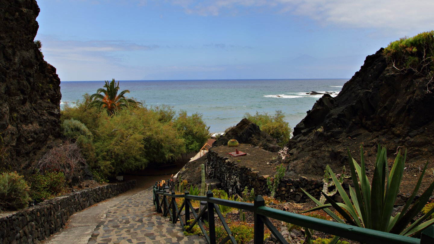 ein gepflasterter Weg führt zum Strand von Playa de la Caleta auf La Gomera ein gepflasterter Weg führt zum Strand von Playa de la Caleta