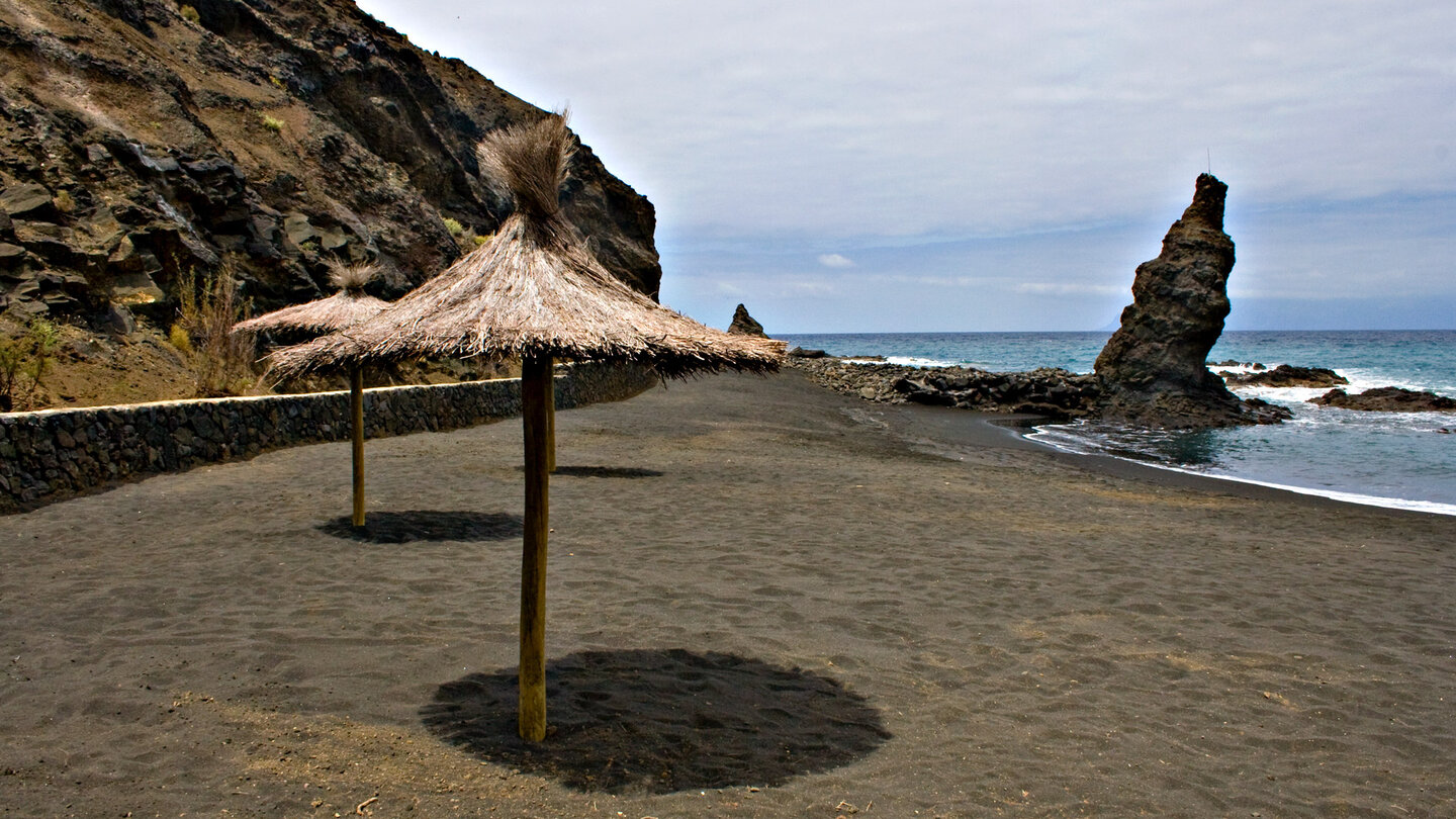 Sonnenschirme am Strand der Playa de la Caleta auf La Gomera Sonnenschirme am Strand der Playa de la Caleta