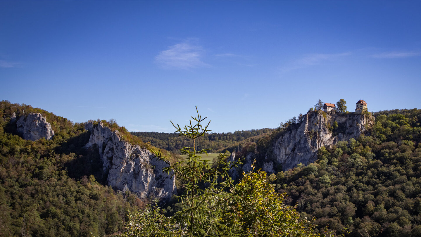 Blick auf Schloss Bronnen zwischen Kalkfelsen, Oberes Donautal.