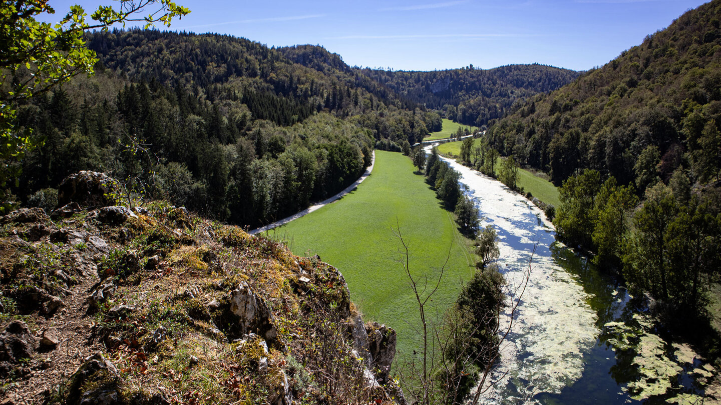 Weiter Talblick mit Fluss, Bettelmannfelsen Donautal.