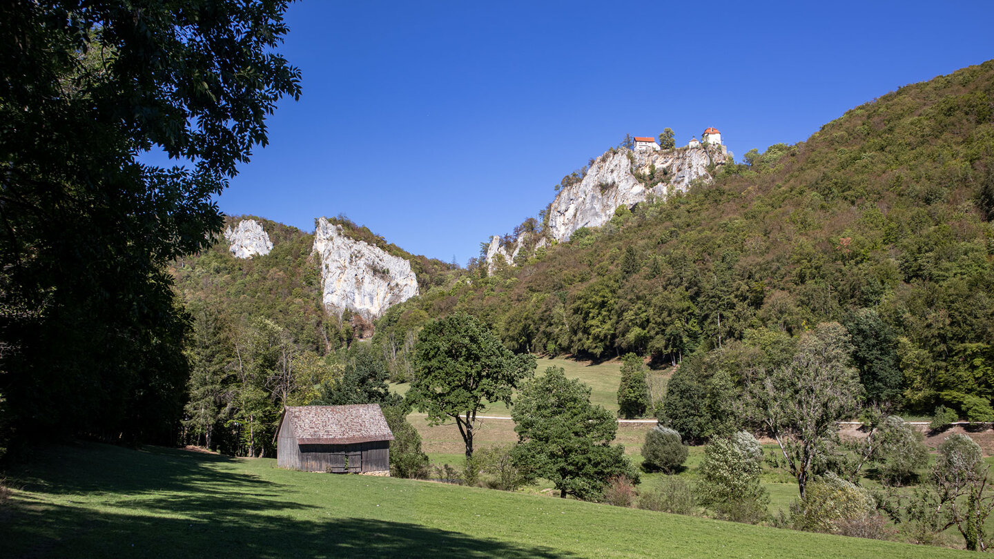 Schloss Bronnen auf Felsmassiv über dem Wiesental.