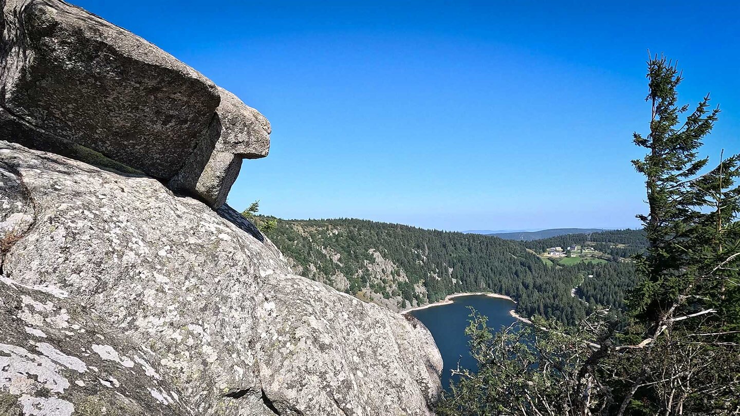Blick über Felsen und Steilwände auf den Lac Blanc Blick über Felsen und Steilwände auf den Lac Blanc