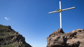 das weiße Cruz de Los Misioneros auf der Wanderung zum Guama