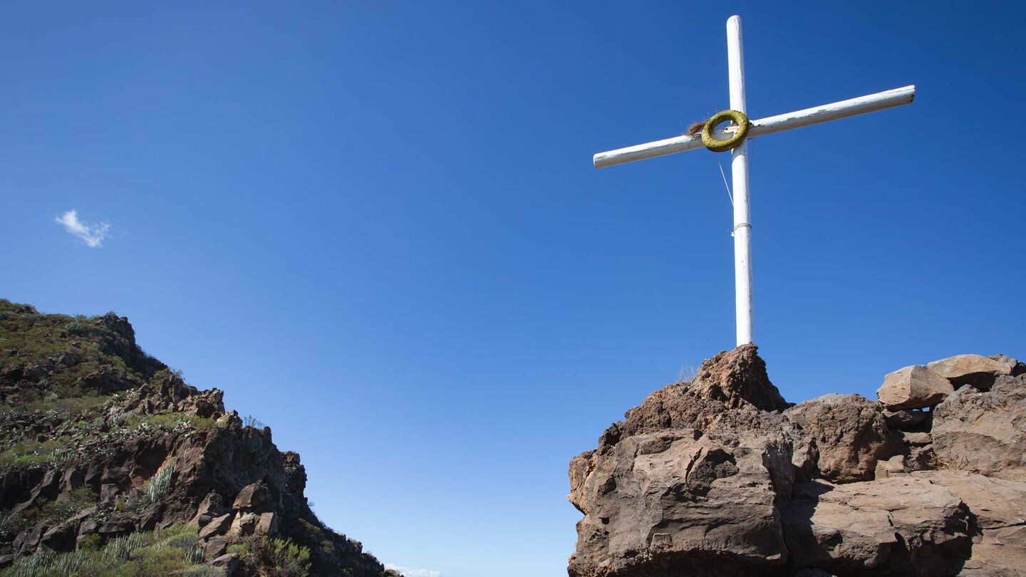 das weiße Cruz de Los Misioneros auf der Wanderung zum Guama