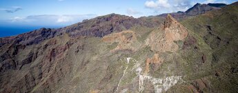 der Vulkandom Risco Blanco vor dem Teno Gebirge während der Wanderung