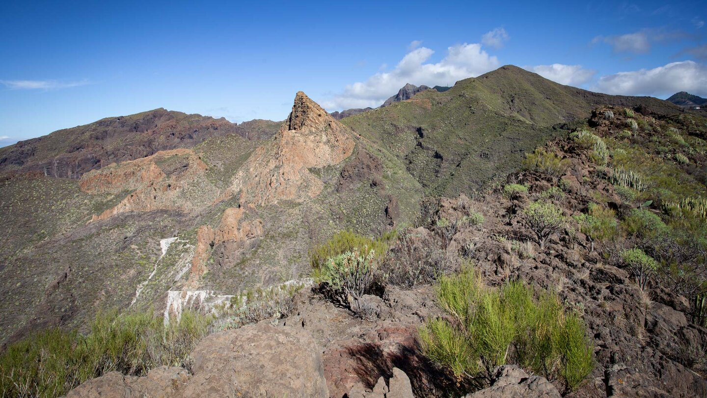 eine traumhafte Aussicht der Wanderung auf den Vulkandom Risco Blanco vor den Gipfeln des Teno-Gebriges vom Bergrücken des Guama der Vulkandom Risco Blanco im Teno-Gebirge während der Wanderung zum Guama