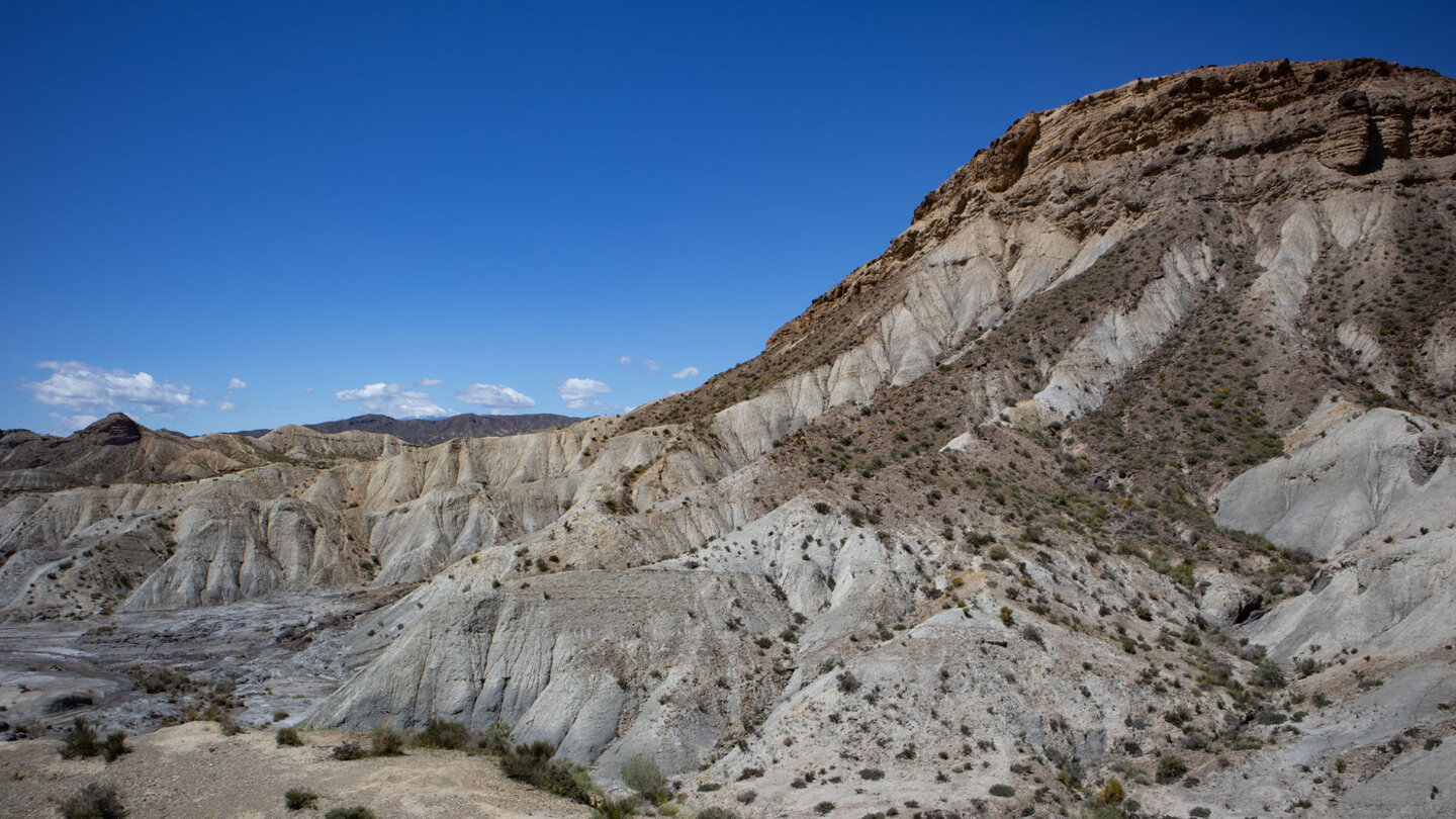 trocken und unwirklich erscheinen die Hügel