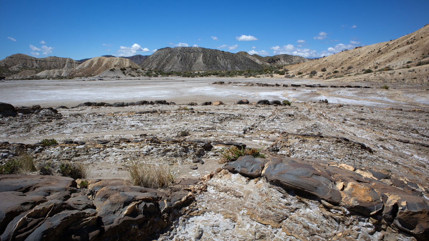 erodiertes Gestein und Salz- und Mineralienablagerungen