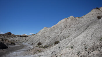 Hügel mit Erosionsrinnen in der Wüste von Tabernas