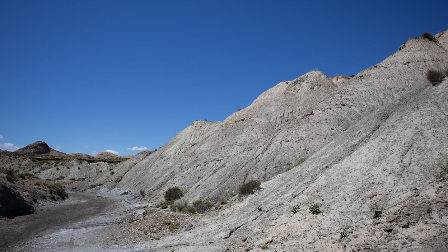 Hügel mit Erosionsrinnen in der Wüste von Tabernas