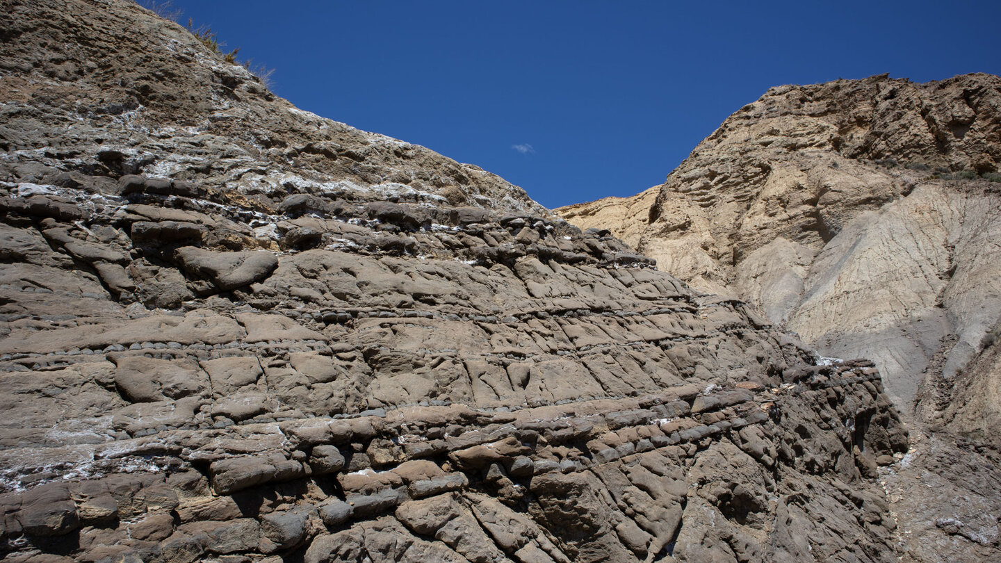 Gesteinsschichtungen des ehemaligen Meeresbodens in der Wüste von Tabernas