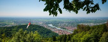 Blick vom Gleitschirmflug-Startplatz am Königstuhl auf Heidelberg