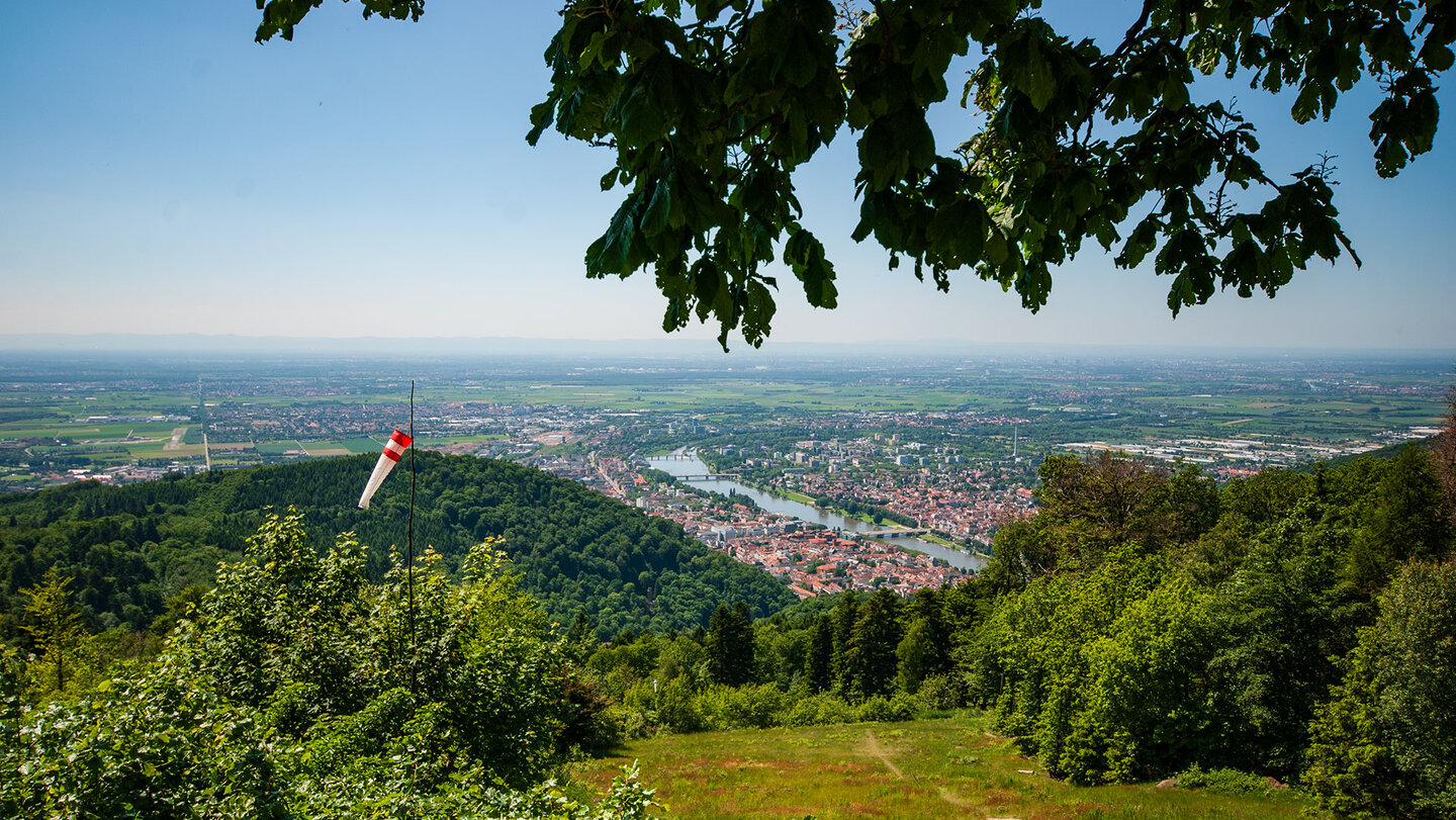 Blick vom Gleitschirmflug-Startplatz am Königstuhl auf Heidelberg