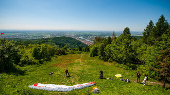Vorbereitungen für einen Gleitschirmflug am Königstuhl