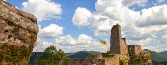 Blick entlang des Dahner Burgenmassiv von der Ruine Tanstein über Grafendahn nach Altdahn