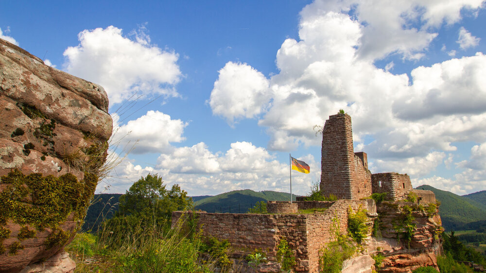 Blick entlang des Dahner Burgenmassiv von der Ruine Tanstein über Grafendahn nach Altdahn