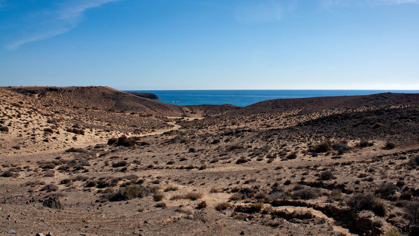 der Wanderweg führt duch die sandige Rubicón-Ebene weiter Richtung Meer