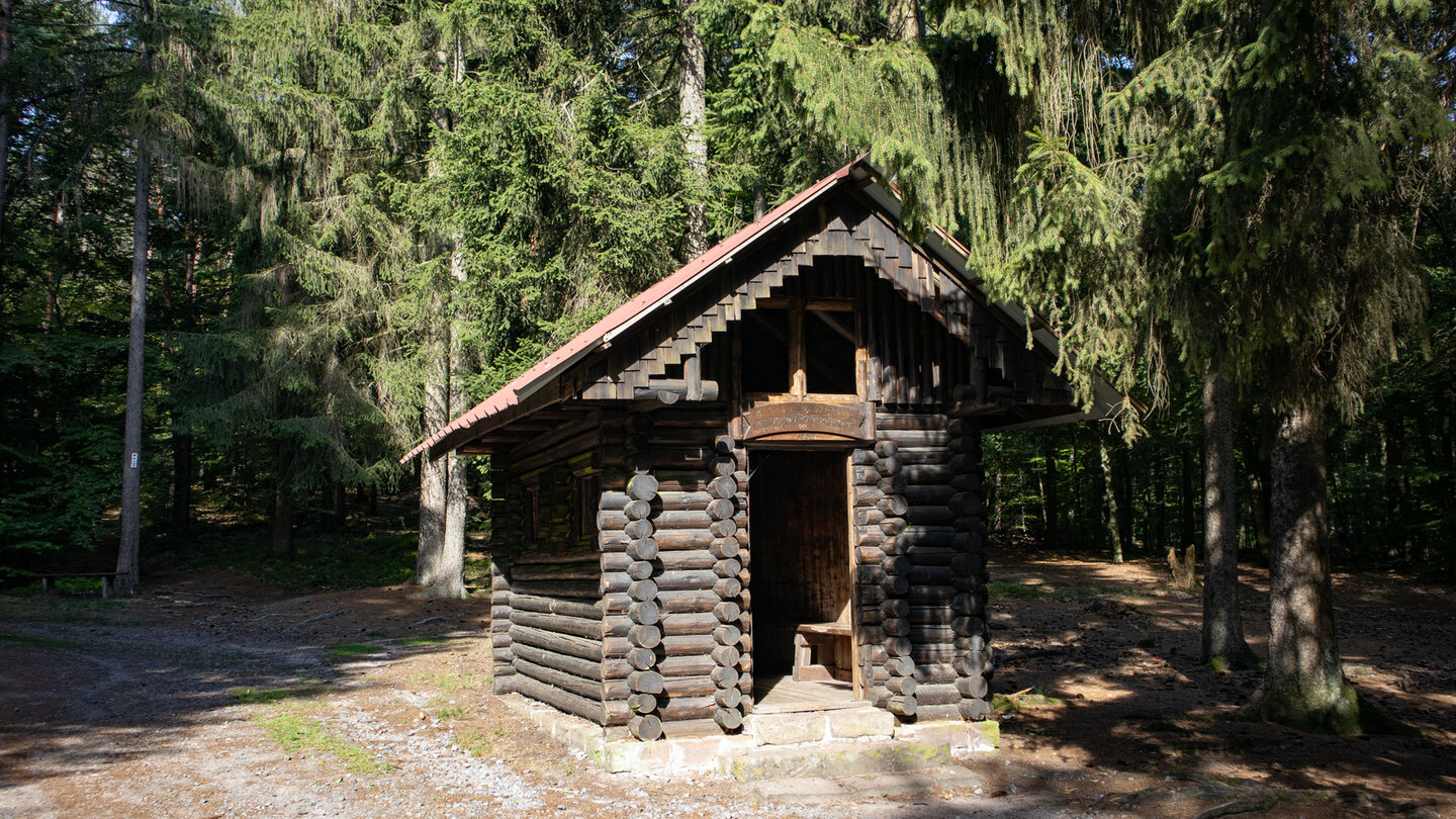 am Col du Pottaschkopf steht eine kleine Schutzhütte