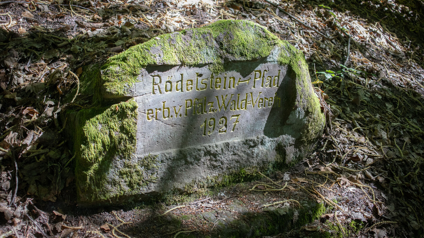 Ein wettergezeichneter Ritterstein markiert den Beginn des Rödelsteinpfads