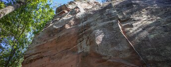 Die Südwand des Rödelstein erreicht eine Höhe von über 40 Metern