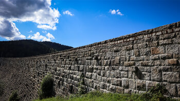 Staumauer der Schwarzenbach-Talsperre