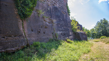 Kernburg der Ruine Ramburg auf einem massiven Burgfelsen