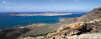 Blick vom Mirador Las Rositas auf La Graciosa