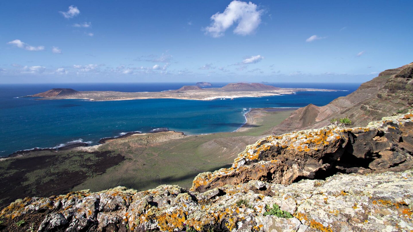 Blick vom Mirador Las Rositas auf La Graciosa