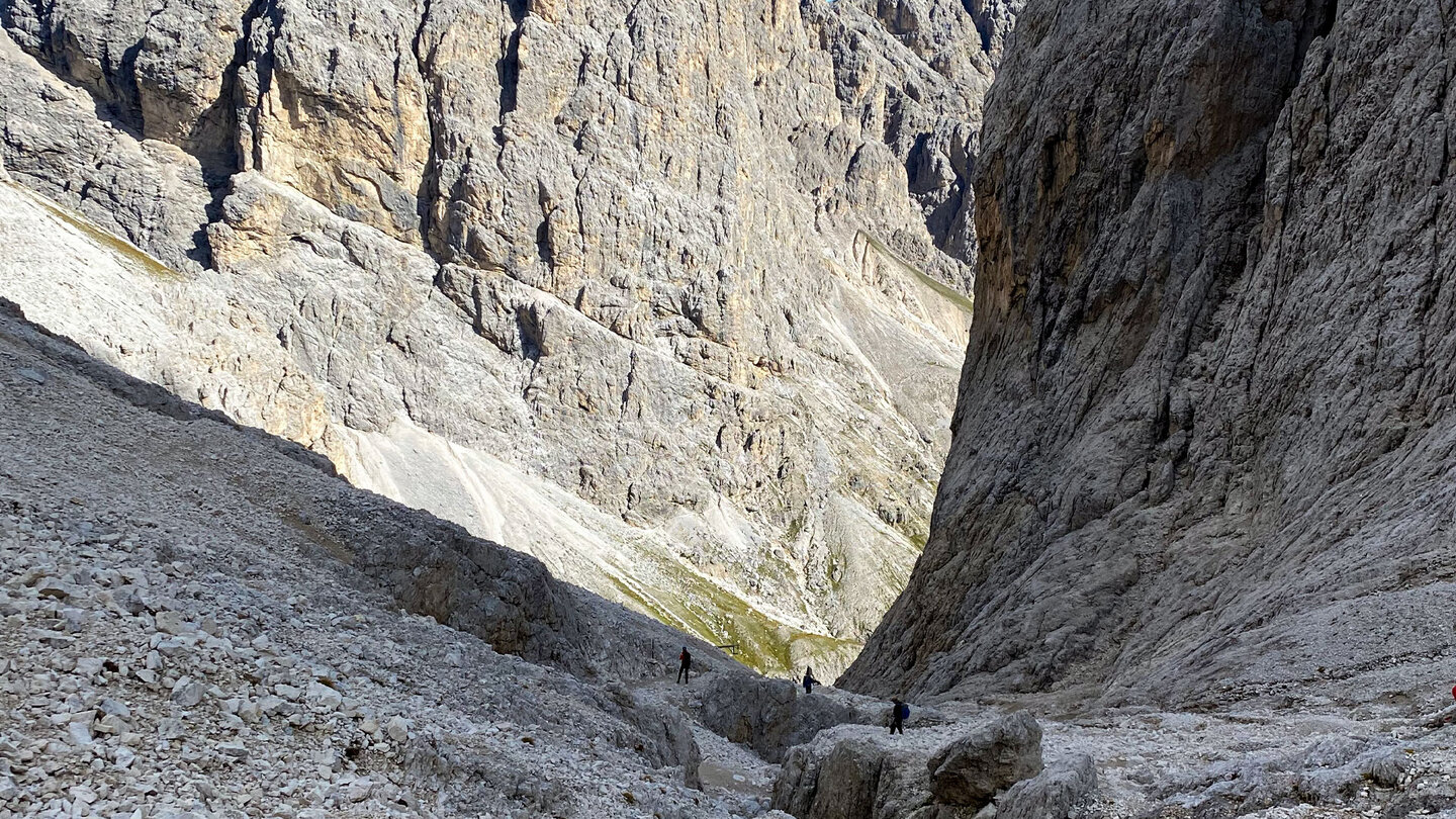 steile Passage bei der Querung des Geröllfelds