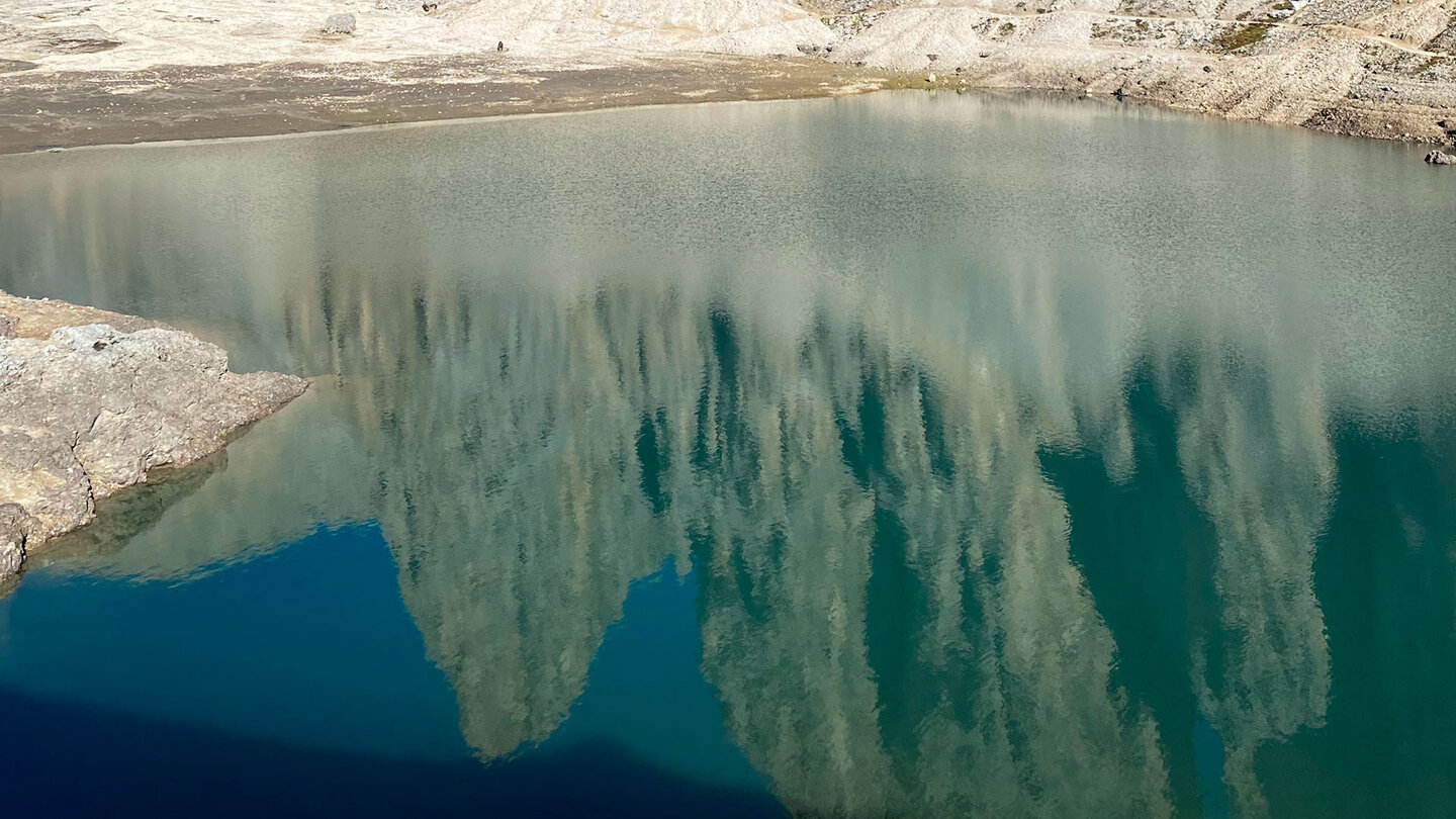 Gipfel spiegeln sich im Antermoiasee