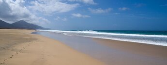 Blick entlang der Küste nach Südwesten an der Playa de Cofete auf Fuerteventura