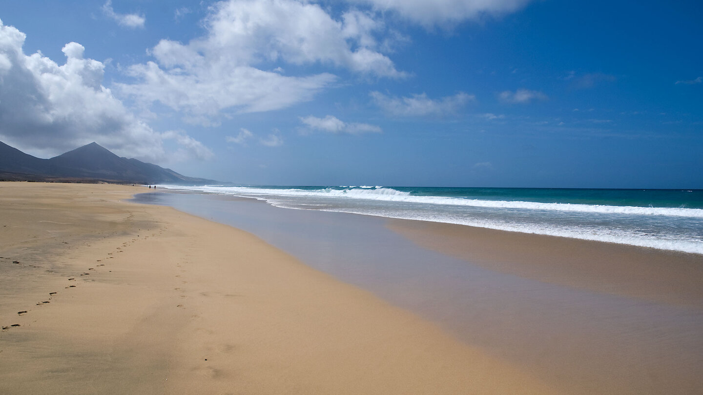 Blick entlang der Küste nach Südwesten an der Playa de Cofete auf Fuerteventura