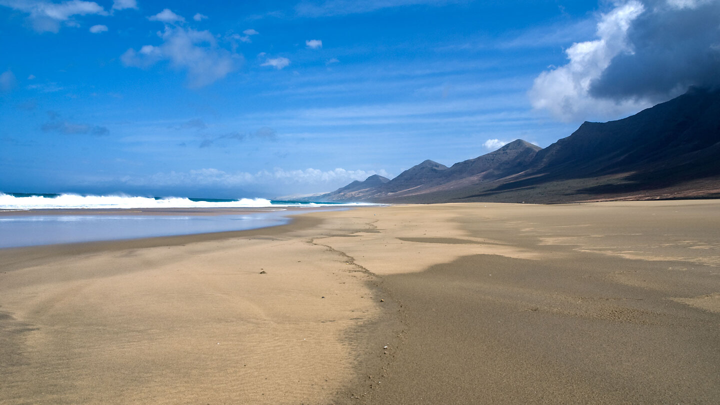 die Brandung an der Playa de Cofete auf Fuerteventura