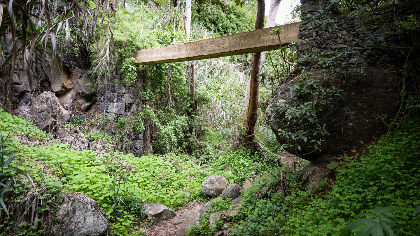 Wasserkanal über der Álamo-Schlucht.