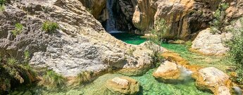 klares Wasser im Naturbecken Poza Central