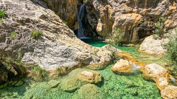 klares Wasser im Naturbecken Poza Central