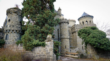 Löwenburg im Bergpark Wilhelmshöhe: Schloss zwischen Ritterromantik und barocker Eleganz