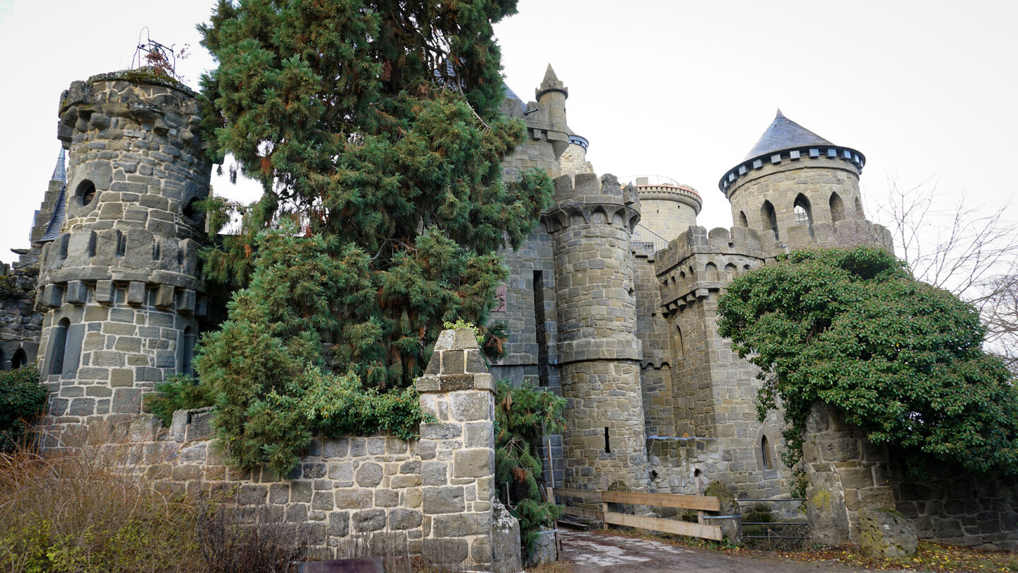 Löwenburg im Bergpark Wilhelmshöhe: Lustschloss zwischen Ritterromantik und barocker Eleganz Löwenburg im Bergpark Wilhelmshöhe: Schloss zwischen Ritterromantik und barocker Eleganz